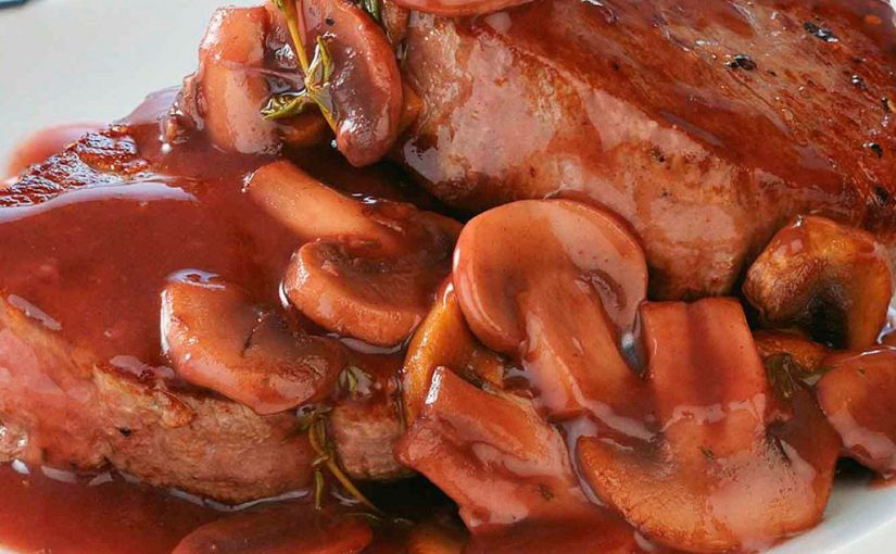 Medallones de lomito de res en salsa de hongos