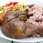 Pollo caribeño y rice and beans