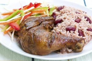 Pollo caribeño y rice and beans