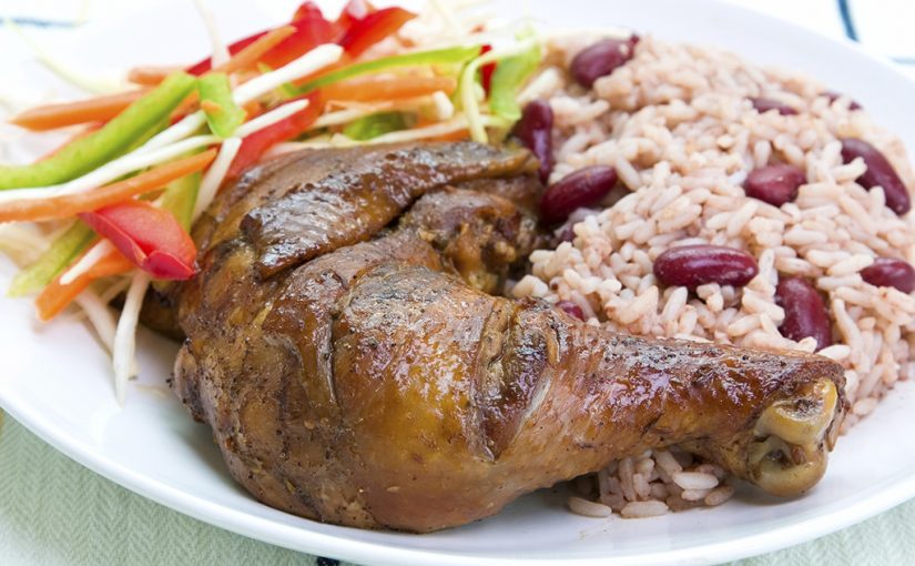 Pollo caribeño y rice and beans
