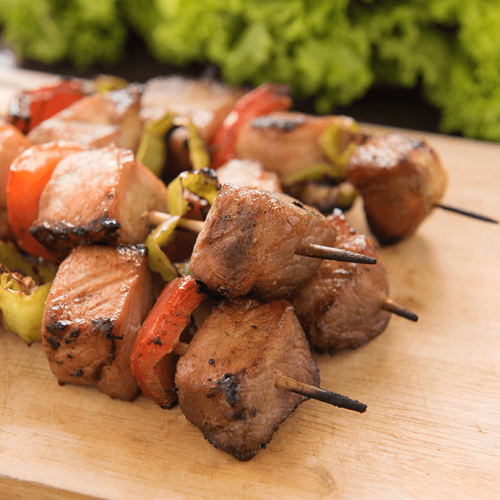 Brochetas o pinchos mixtos asados