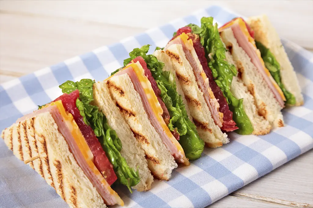 Sándwiches perfectos para llevar a la playa: Fáciles, frescos y con sabor tico
