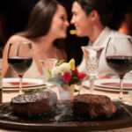 Cena romántica con filete de res en salsa de vino tinto